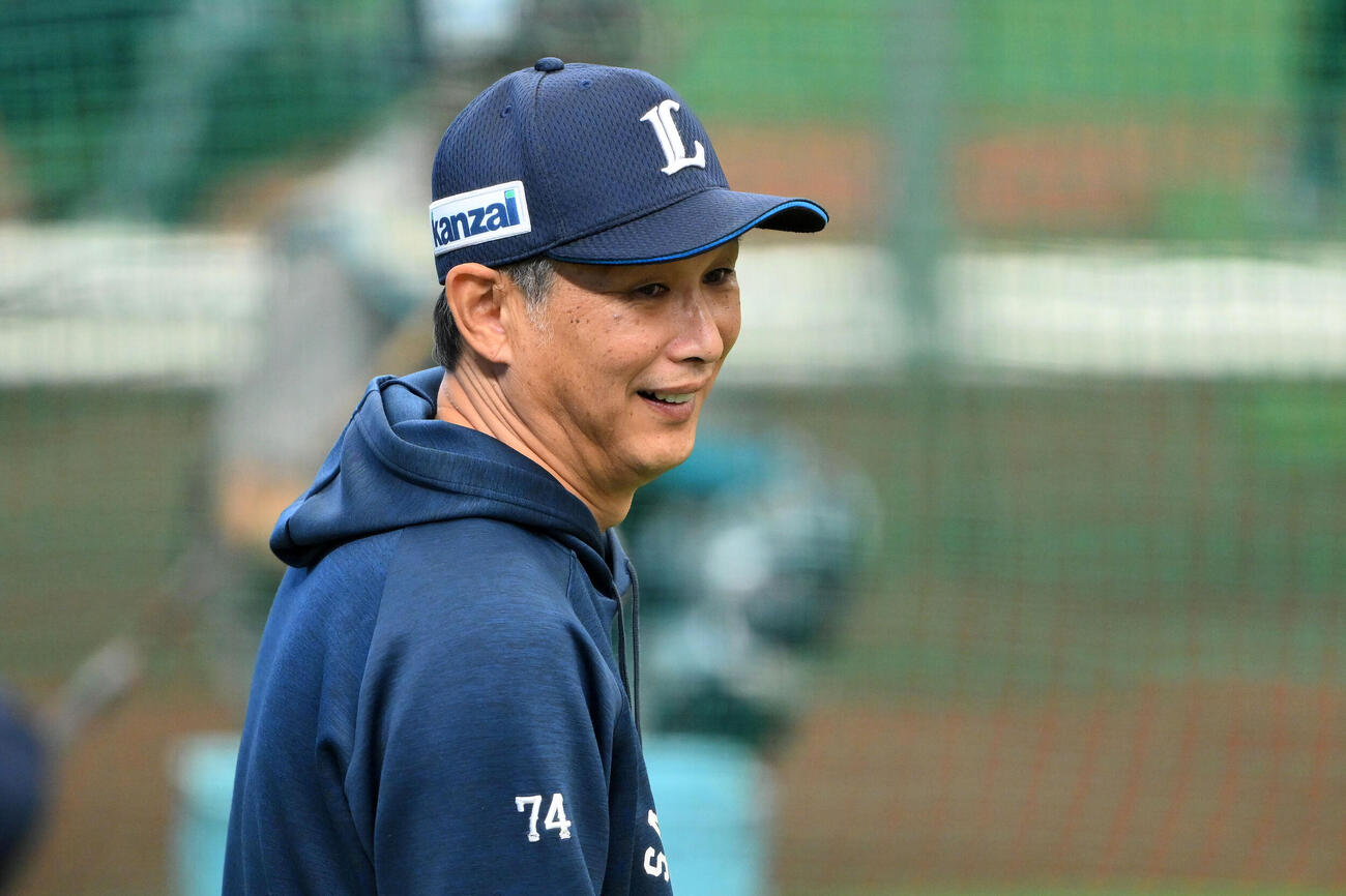 西武対日本ハム　試合前練習を見守る西武西口文也監督（撮影・滝沢徹郎）