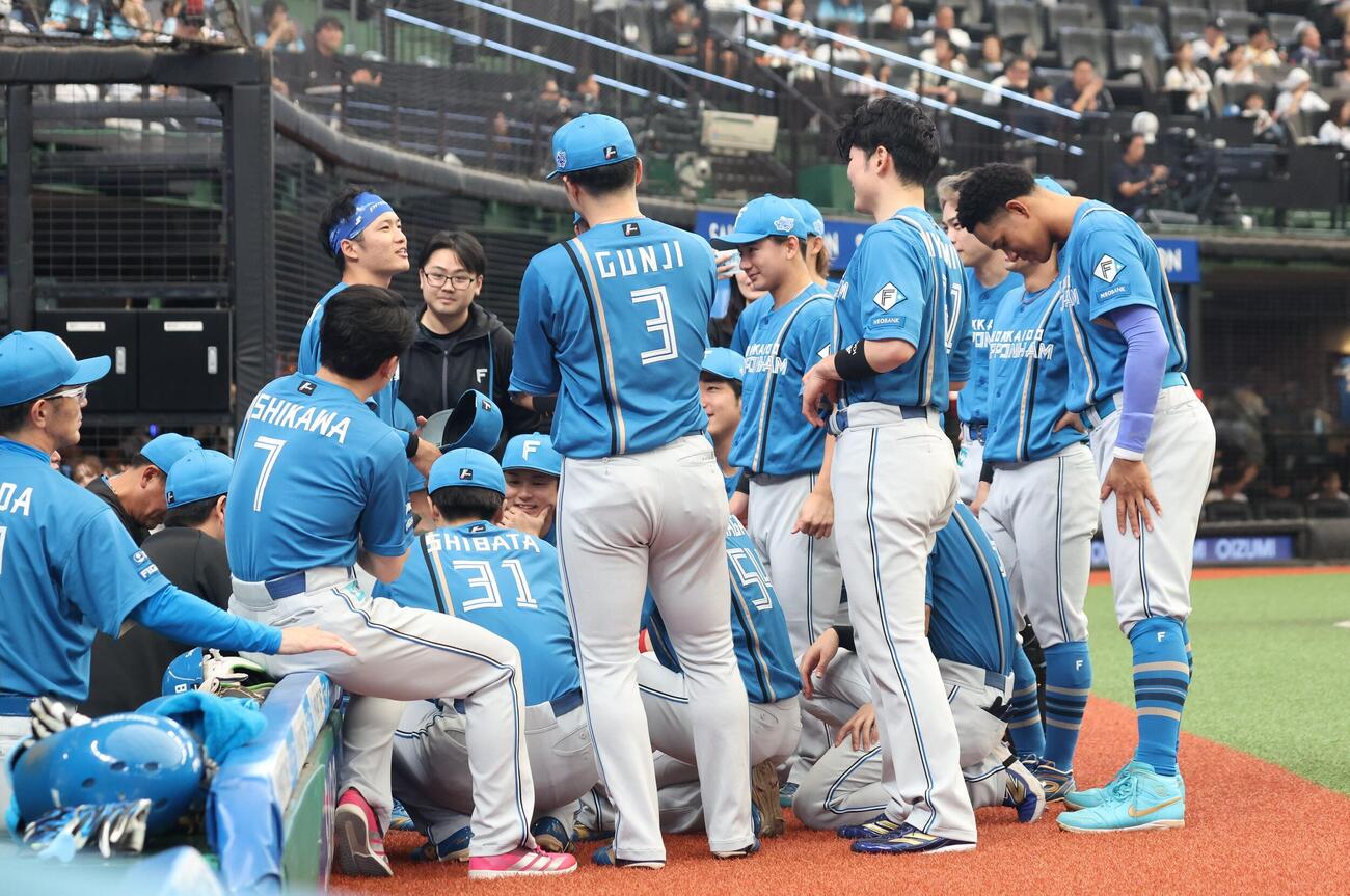 西武対日本ハム　試合前、円陣を組む日本ハムナイン（撮影・黒川智章）