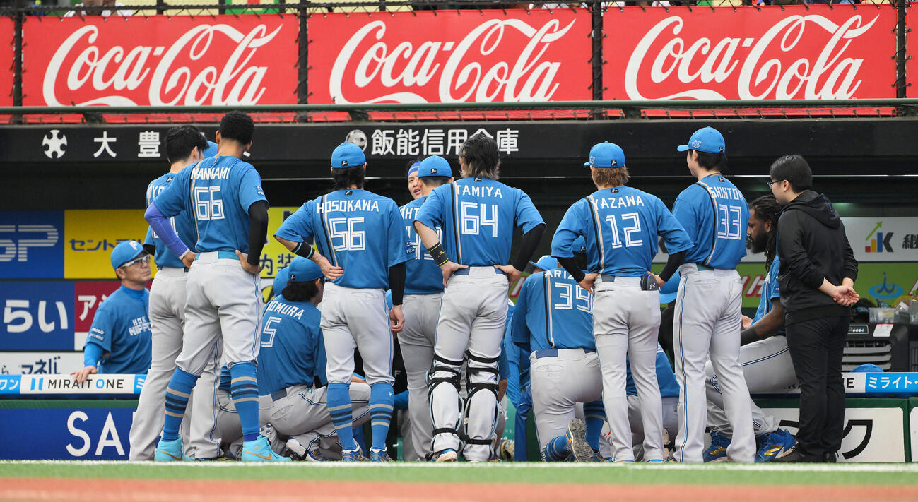 西武対日本ハム　試合前に円陣を組む日本ハムの選手たち（撮影・滝沢徹郎）