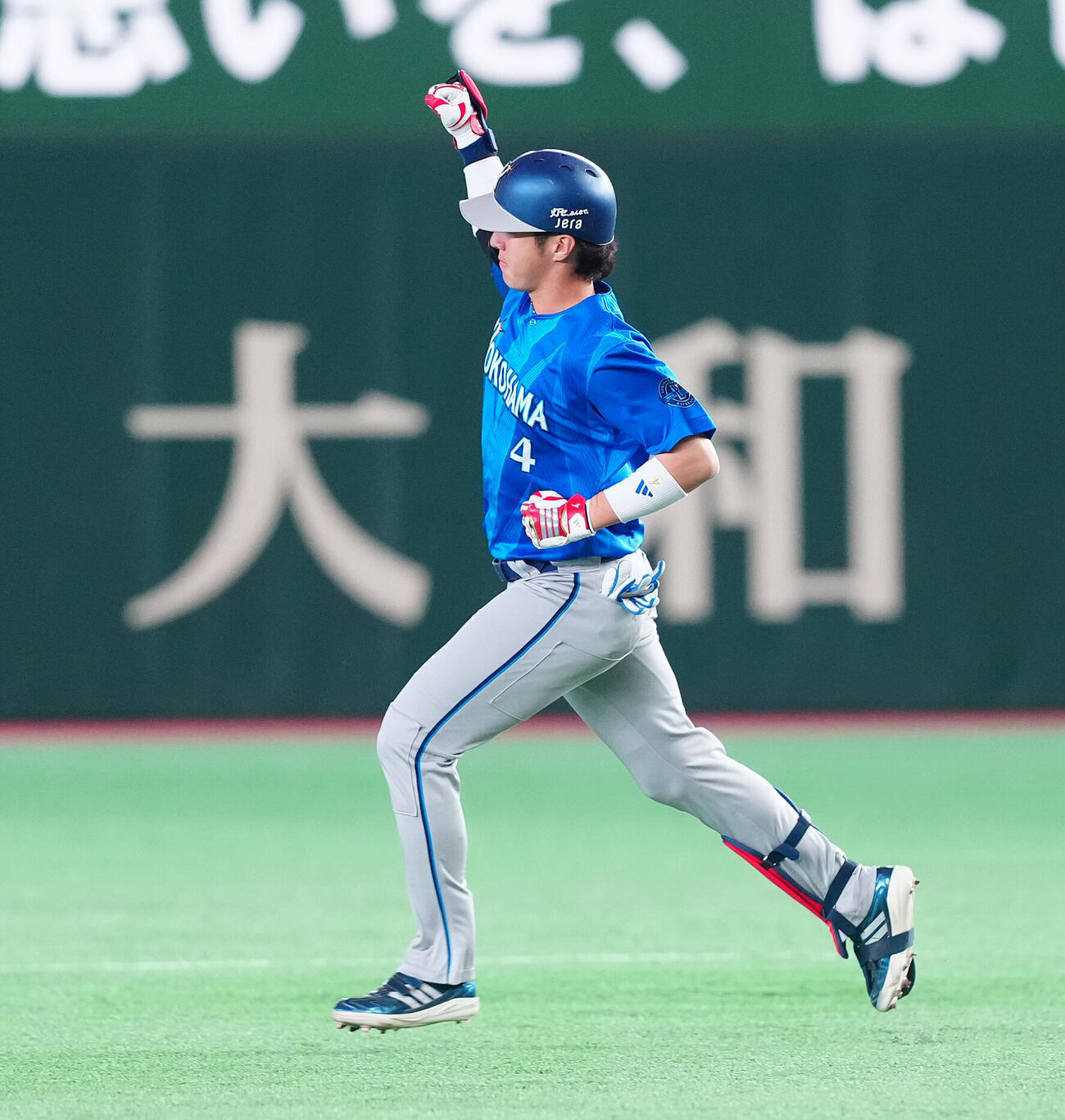 巨人対DeNA 1回表DeNA無死、先頭打者本塁打を放ち、右手を突き上げる度会隆輝（撮影・鈴木みどり）