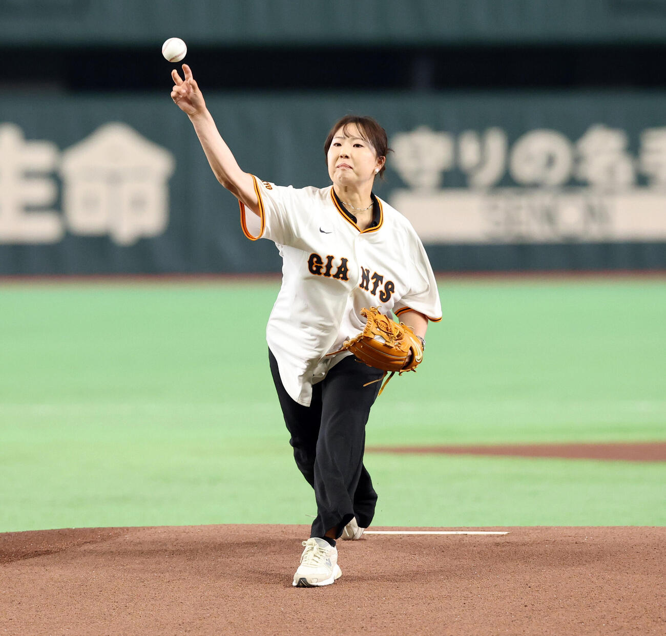 巨人対DeNA　ファーストピッチを務めた竹田麗央（撮影・浅見桂子）