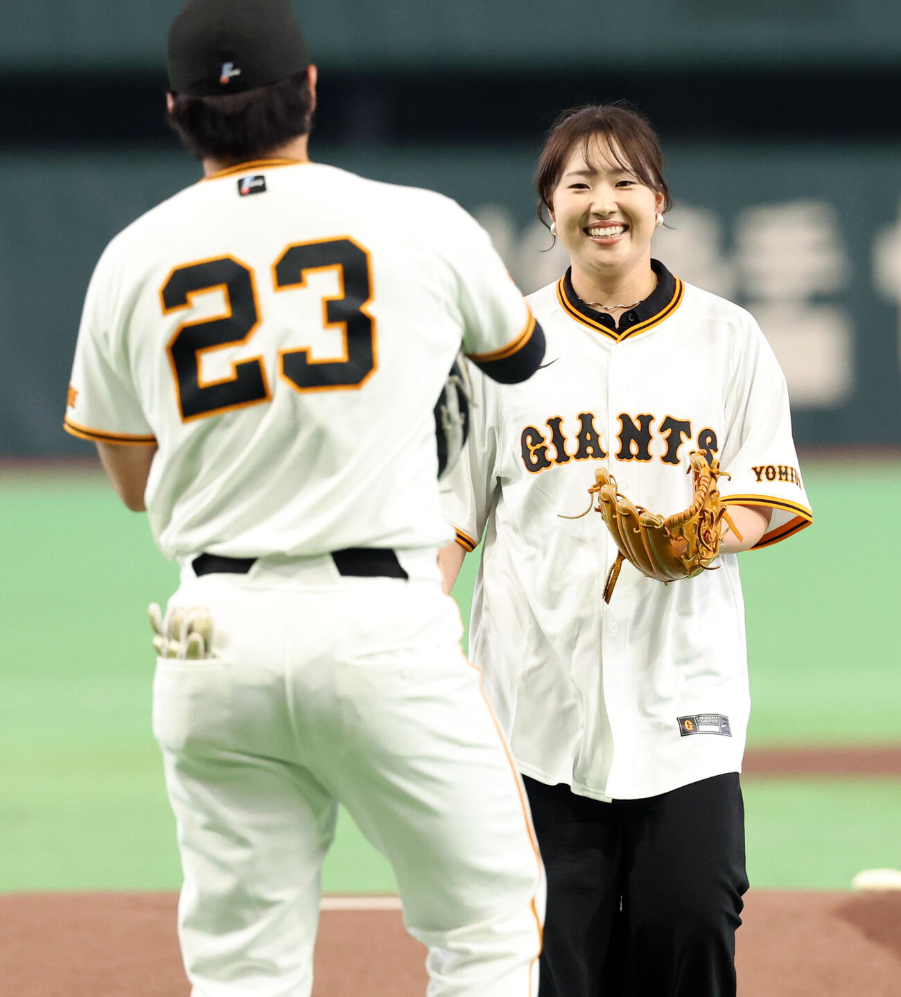 巨人対DeNA　ファーストピッチを務めた竹田麗央（撮影・浅見桂子）