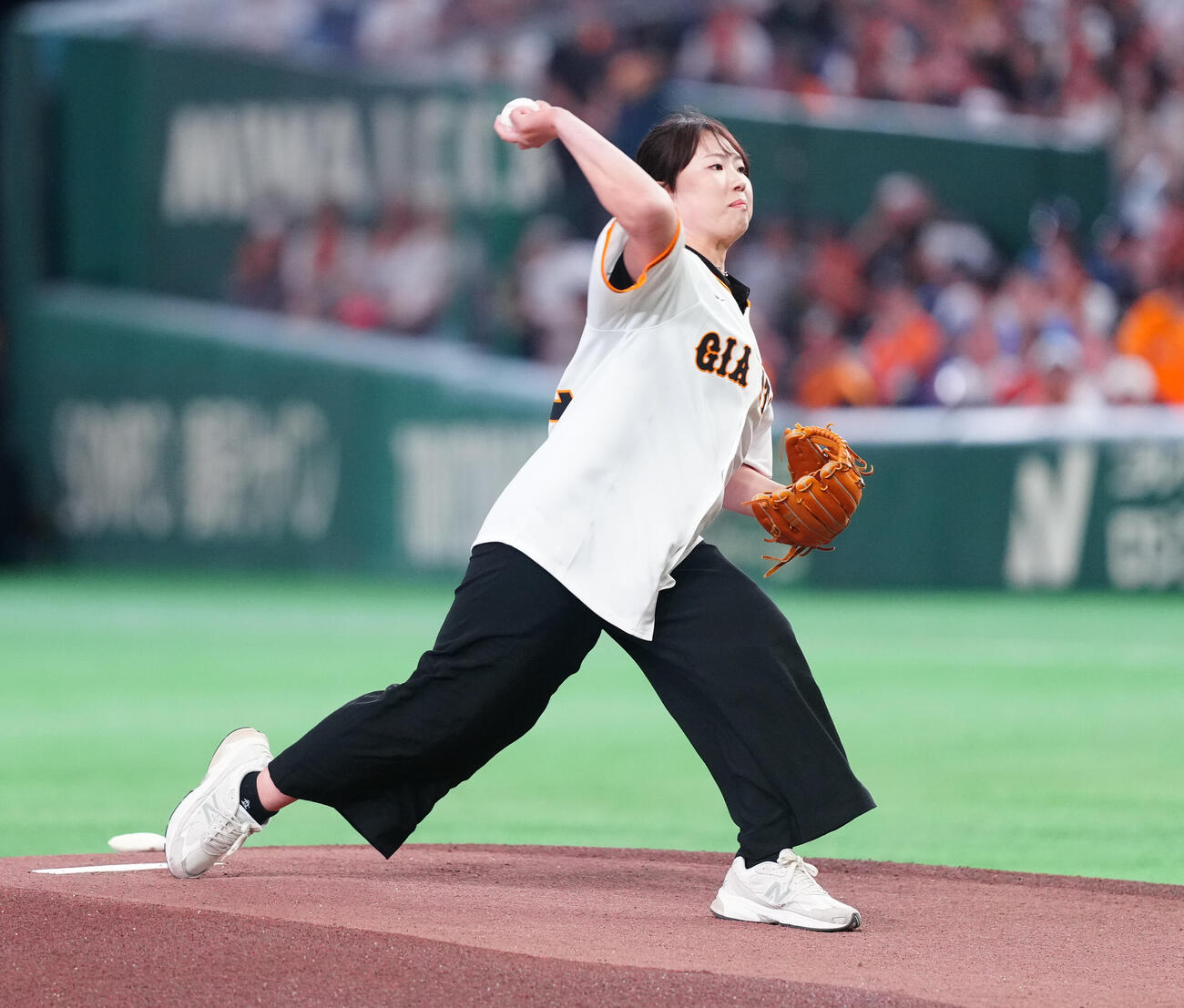 巨人対DeNA　ファーストピッチで投球する竹田麗央（撮影・鈴木みどり）