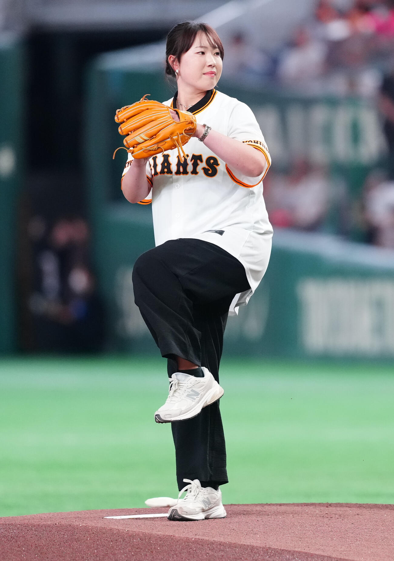 巨人対DeNA　ファーストピッチで投球する竹田麗央（撮影・鈴木みどり）