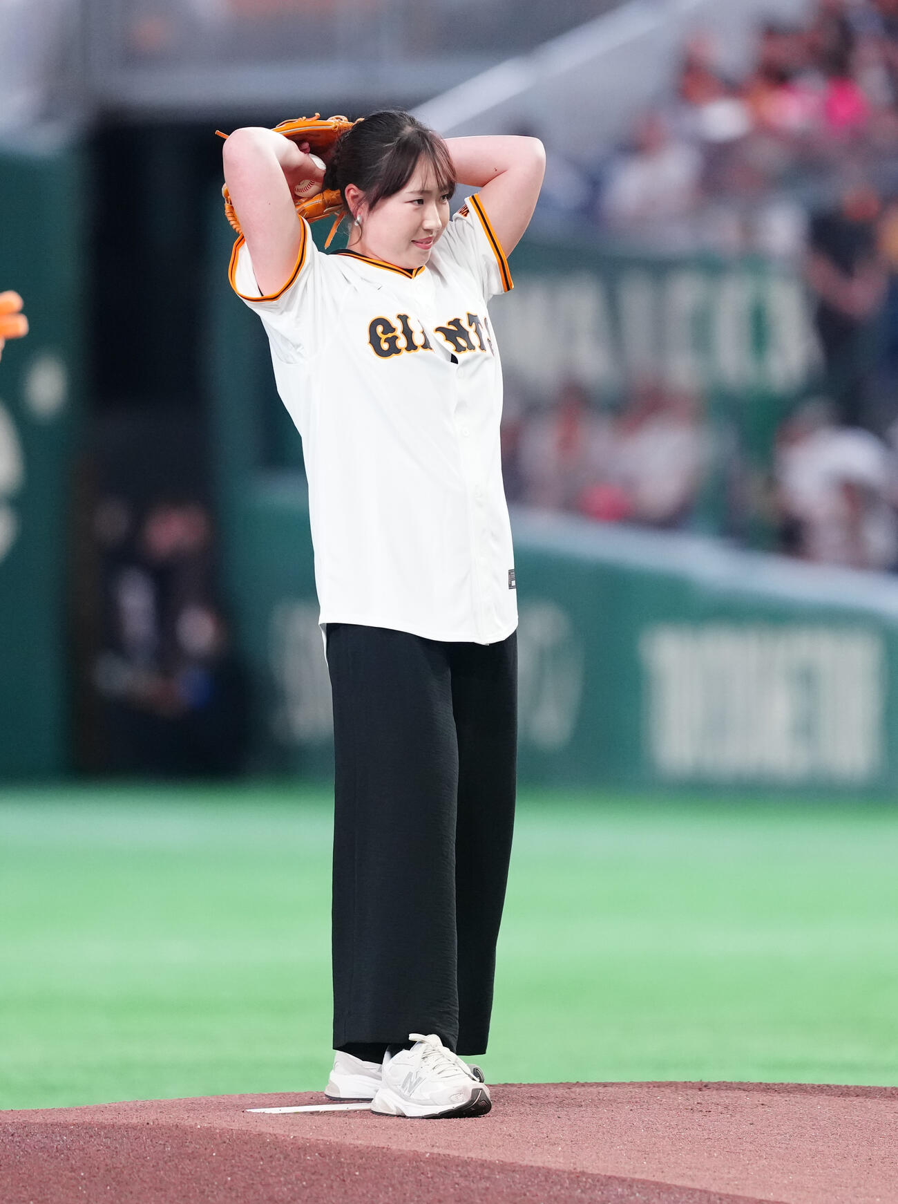 巨人対DeNA　ファーストピッチで投球する竹田麗央（撮影・鈴木みどり）