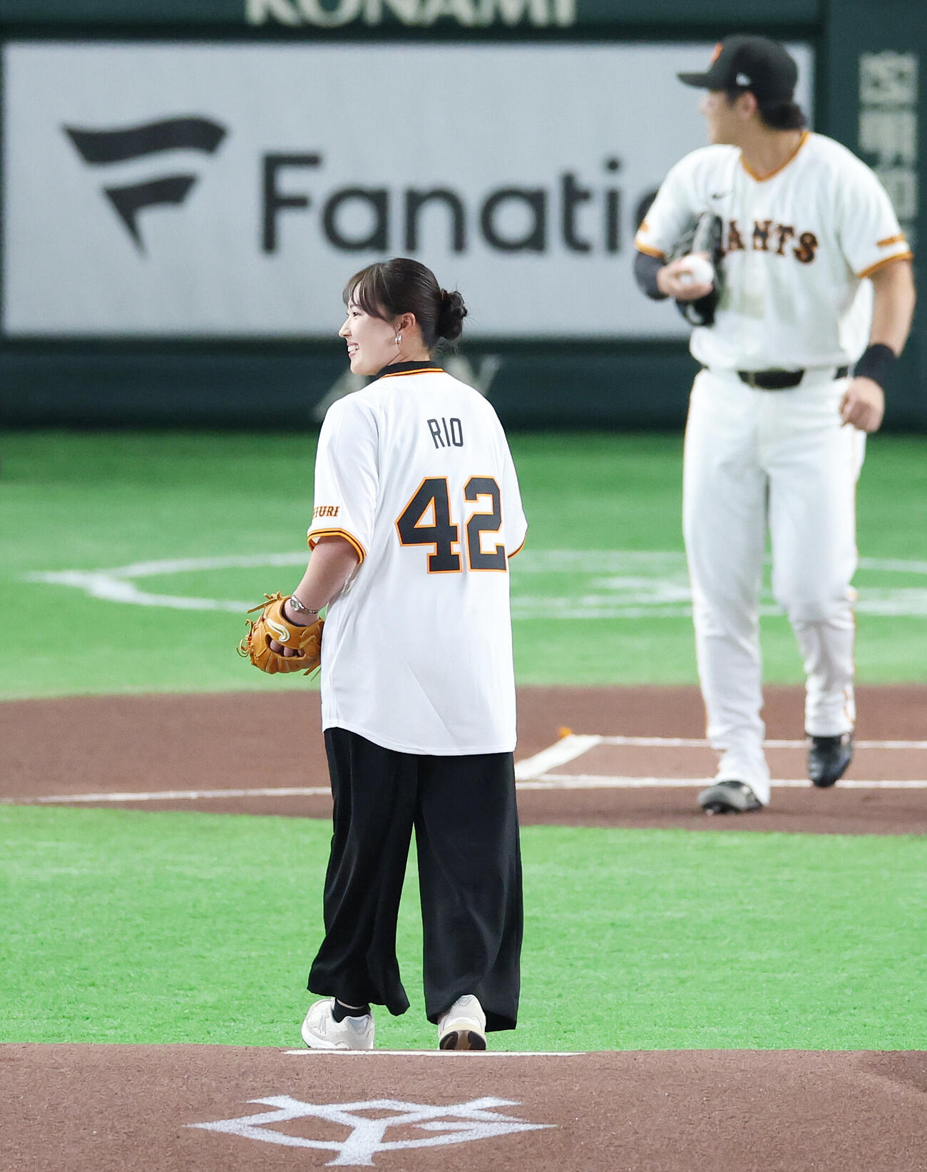 巨人対DeNA　始球式を務めた竹田麗央（撮影・宮地輝）