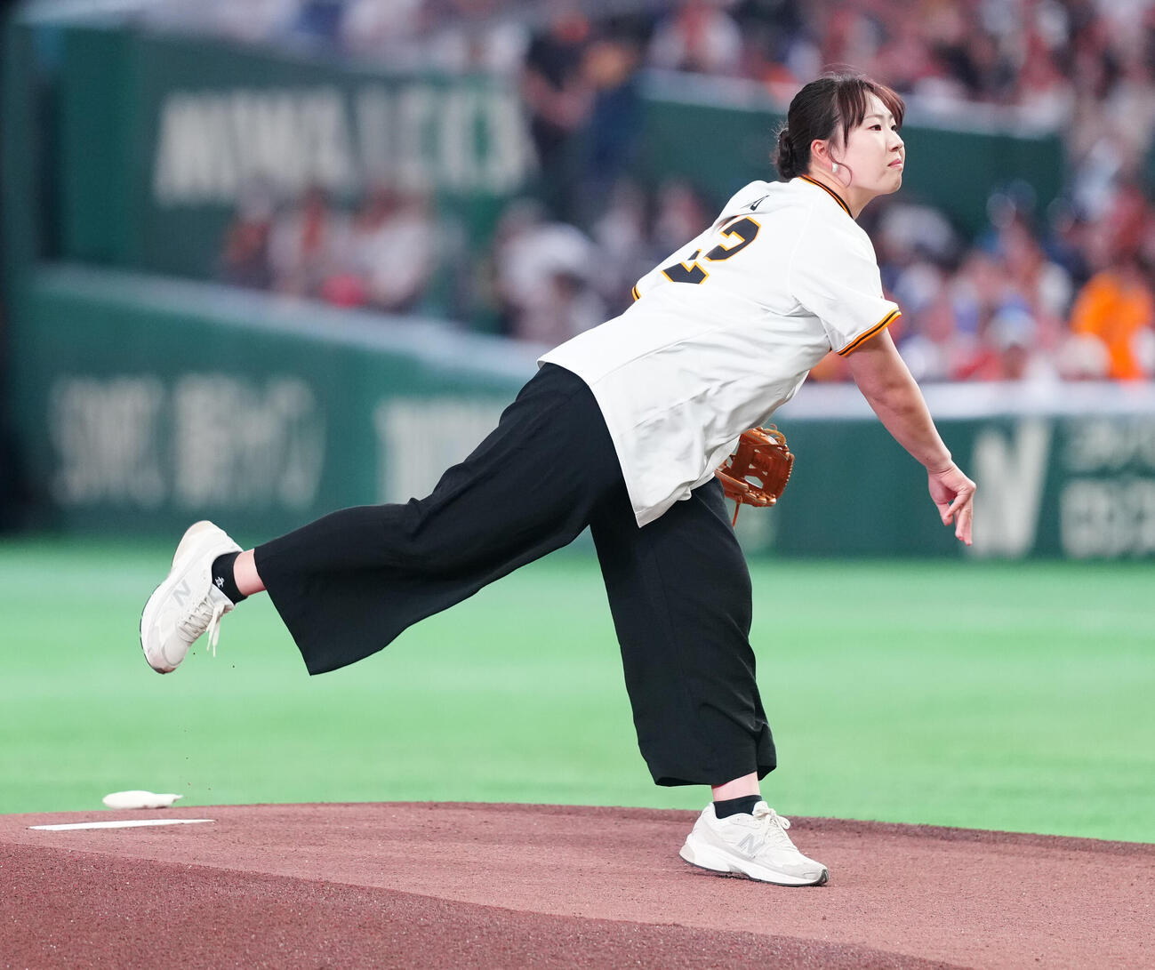 巨人対DeNA　ファーストピッチで投球する竹田麗央（撮影・鈴木みどり）