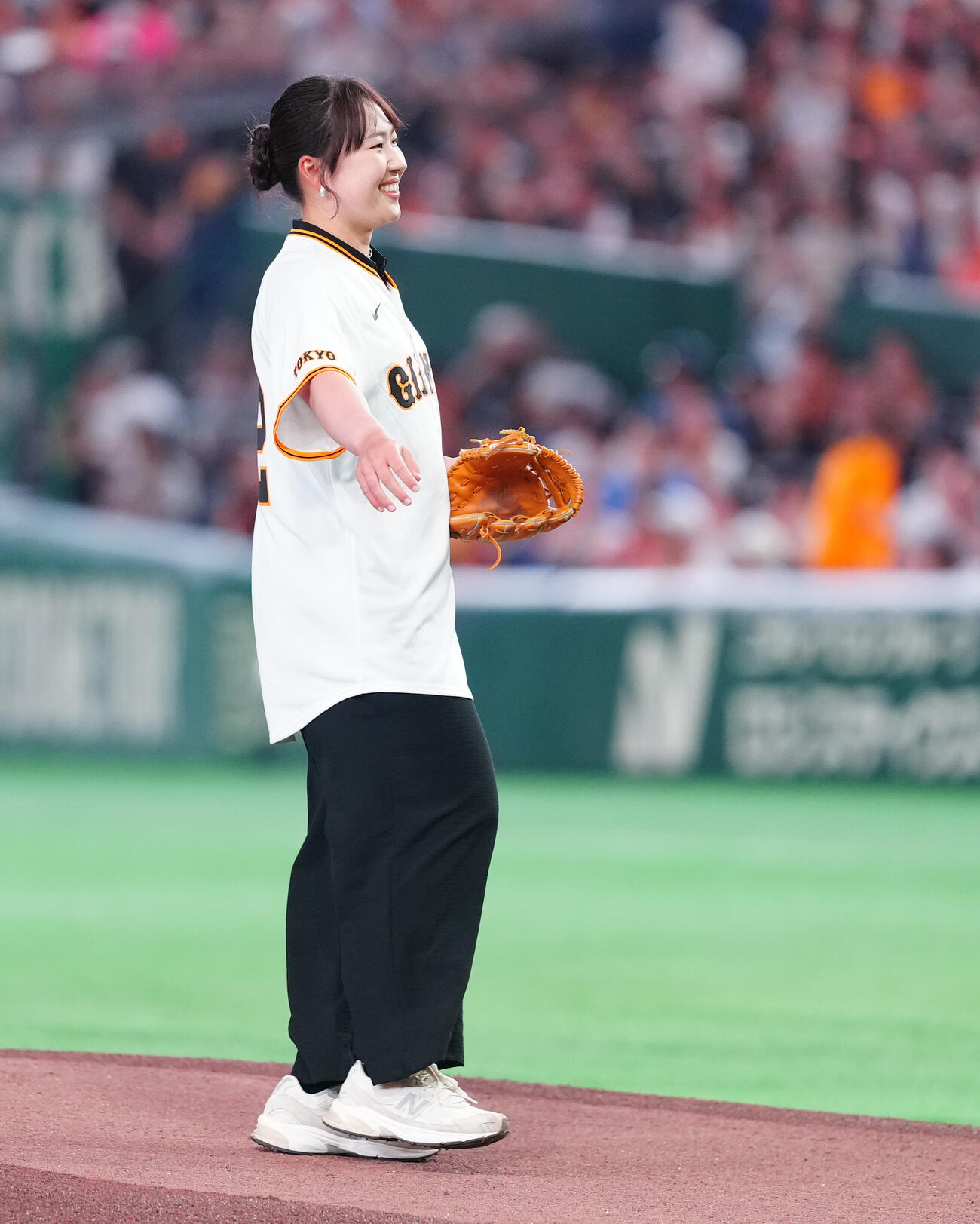 巨人対DeNA　ファーストピッチで投球し、笑顔の竹田麗央（撮影・鈴木みどり）