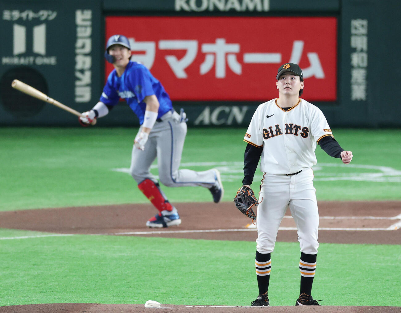 巨人対DeNA 1回表DeNA無死、度会隆輝に先頭打者本塁打を浴びる竹丸和幸（撮影・宮地輝）