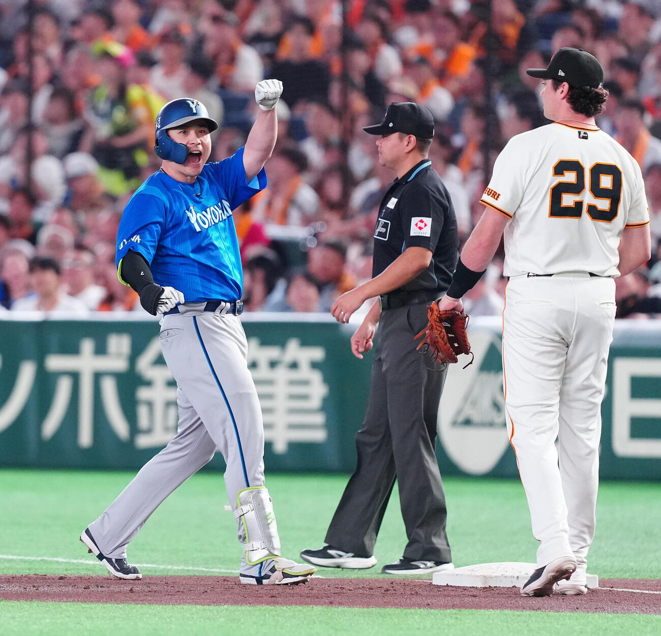 巨人対DeNA 1回表DeNA2死二塁、適時打を放ちポーズを決める佐野恵太（撮影・鈴木みどり）
