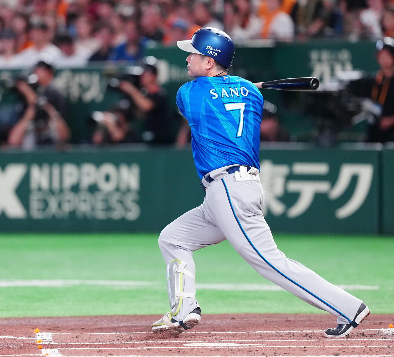 巨人対DeNA 1回表DeNA2死二塁、適時打を放つ佐野恵太（撮影・鈴木みどり）
