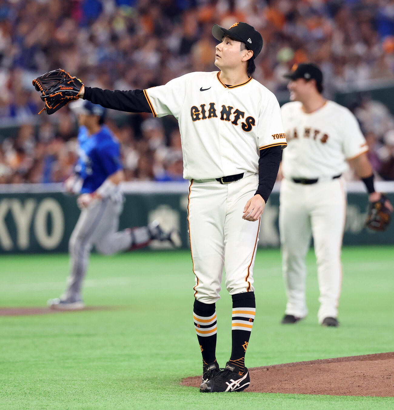 巨人対DeNA 1回表DeNA無死、度会隆輝（左後方）に先頭打者本塁打を浴びた竹丸和幸（撮影・浅見桂子）