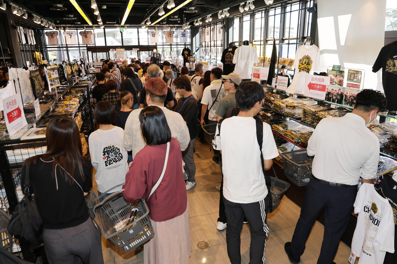 阪神V2グッズの発売が開始されて賑わう甲子園駅前の阪神公式グッズショップ（撮影・宮崎幸一）