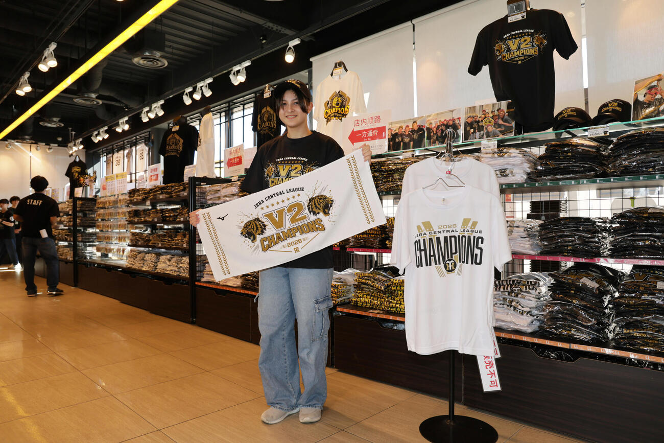 阪神V2グッズの発売を開始した甲子園駅前の阪神公式グッズショップ（撮影・宮崎幸一）