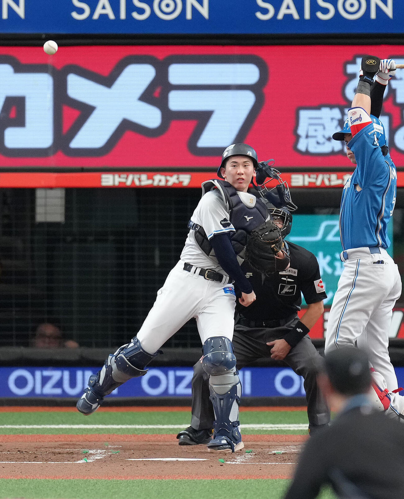 西武対日本ハム　3回表日本ハム無死一塁、矢沢宏太の二塁盗塁を阻止する小島大河（撮影・足立雅史）