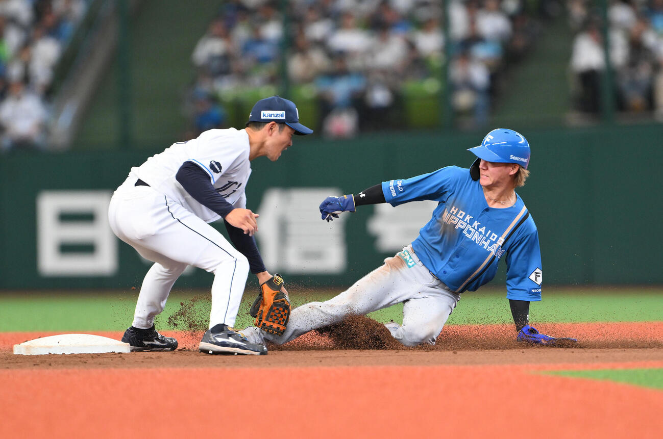 西武対日本ハム　3回表日本ハム無死一塁、矢沢宏太（右）は二塁盗塁を狙うもアウトになる。二塁手石井一成（撮影・滝沢徹郎）