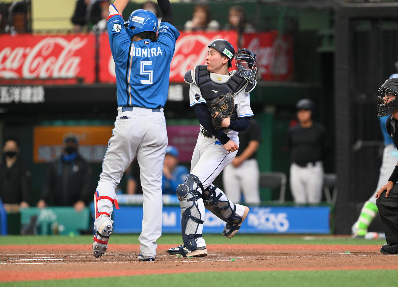 西武対日本ハム　3回表日本ハム無死一塁、小島大河（右）は二塁へ好送球し一塁走者矢沢宏太の盗塁を阻止する（撮影・滝沢徹郎）