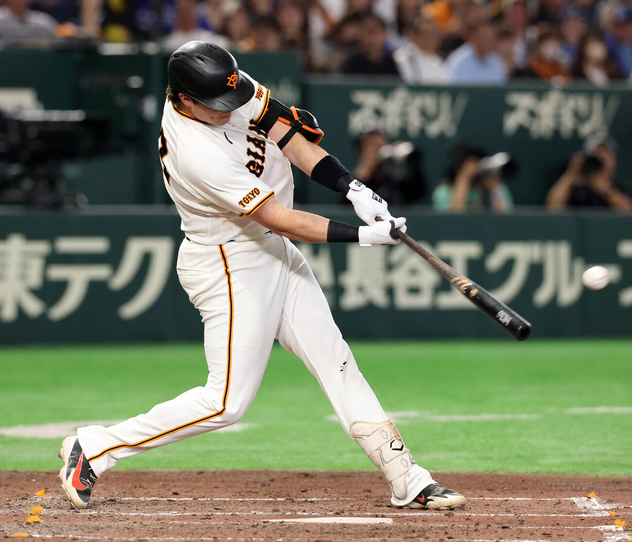 巨人対DeNA 4回裏巨人1死、ボビー・ダルベックはソロ本塁打を放つ（撮影・浅見桂子）