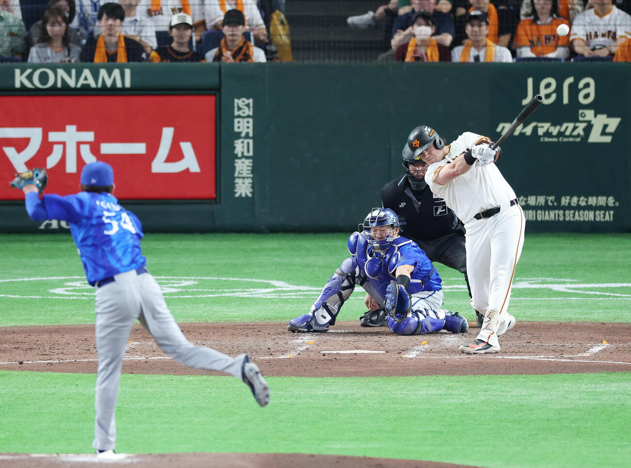 巨人対DeNA 4回裏巨人1死、本塁打を放つボビー・ダルベック。投手石田裕太郎（撮影・宮地輝）