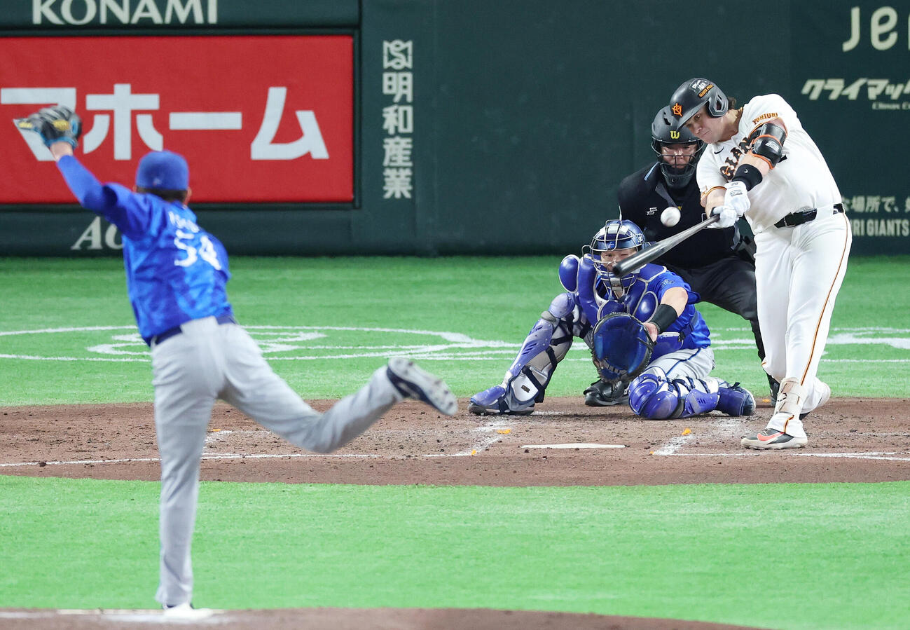 巨人対DeNA 4回裏巨人1死、本塁打を放つボビー・ダルベック。投手石田裕太郎（撮影・宮地輝）