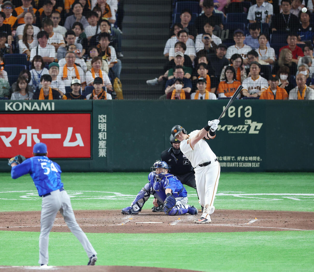巨人対DeNA 4回裏巨人1死、本塁打を放つボビー・ダルベック。投手石田裕太郎（撮影・宮地輝）