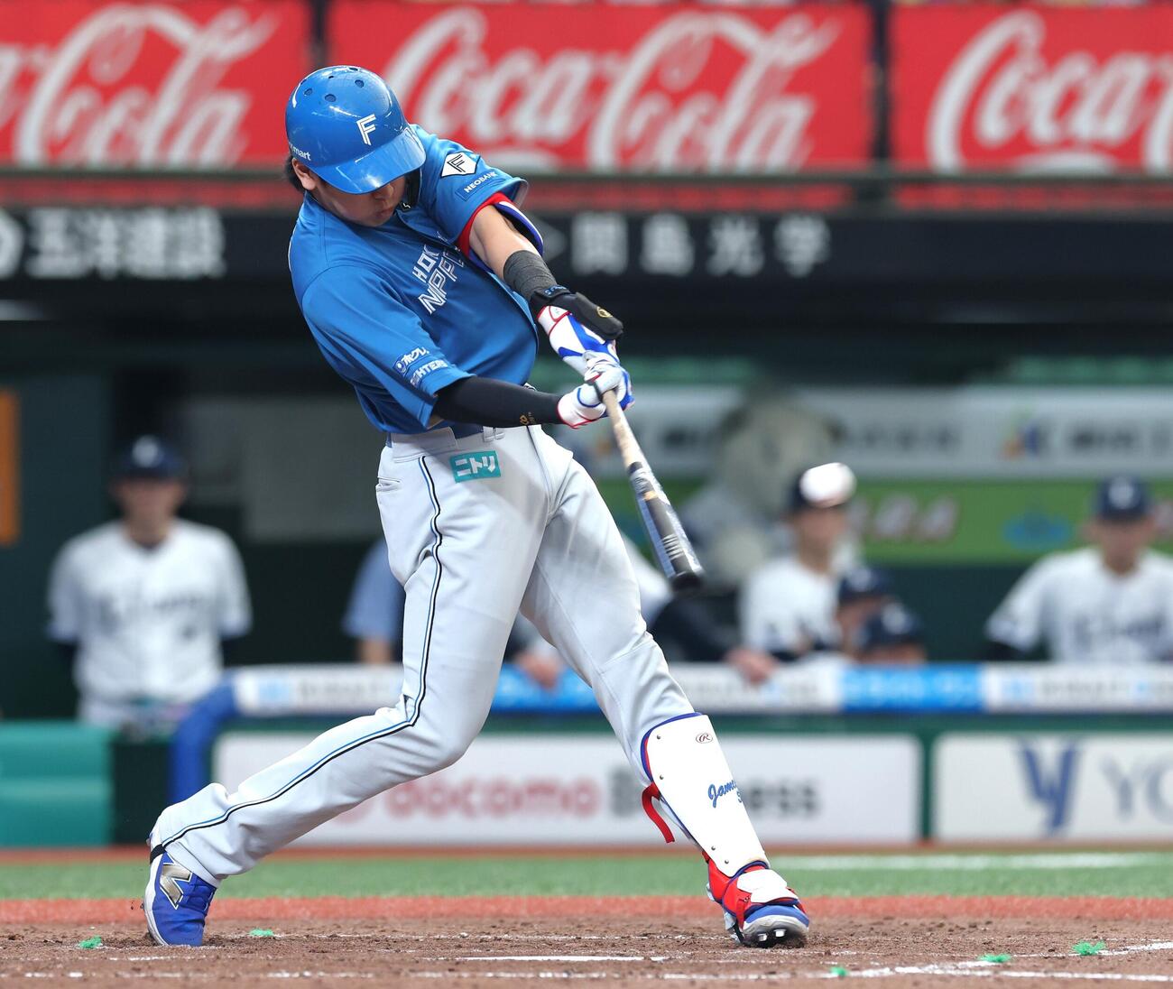 西武対日本ハム　5回表日本ハム2死二塁、適時二塁打を放つ野村佑希（撮影・黒川智章）