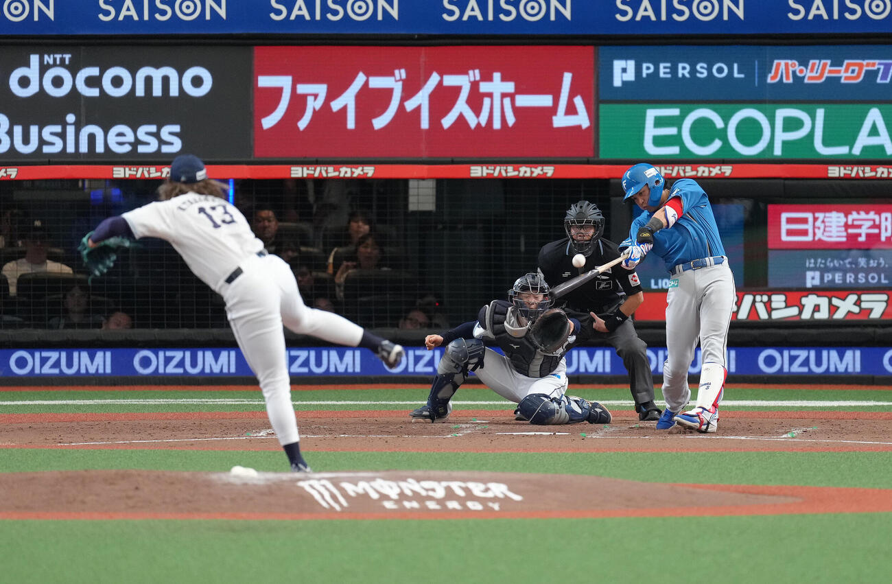 西武対日本ハム　5回表日本ハム2死二塁、野村佑希は先制適時二塁打を放つ。投手高橋光成（撮影・足立雅史）