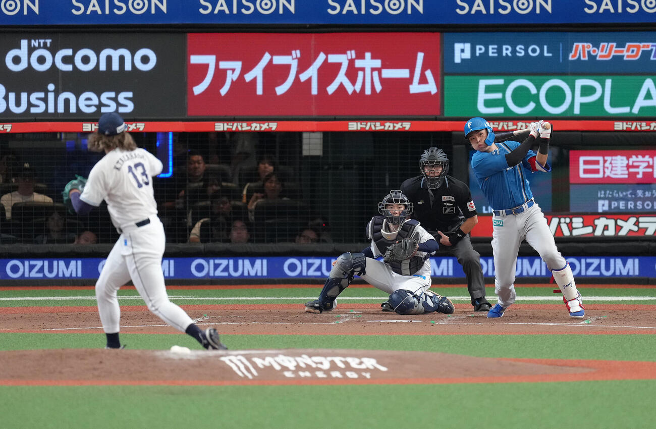 西武対日本ハム　5回表日本ハム2死二塁、野村佑希は先制適時二塁打を放つ。投手高橋光成（撮影・足立雅史）