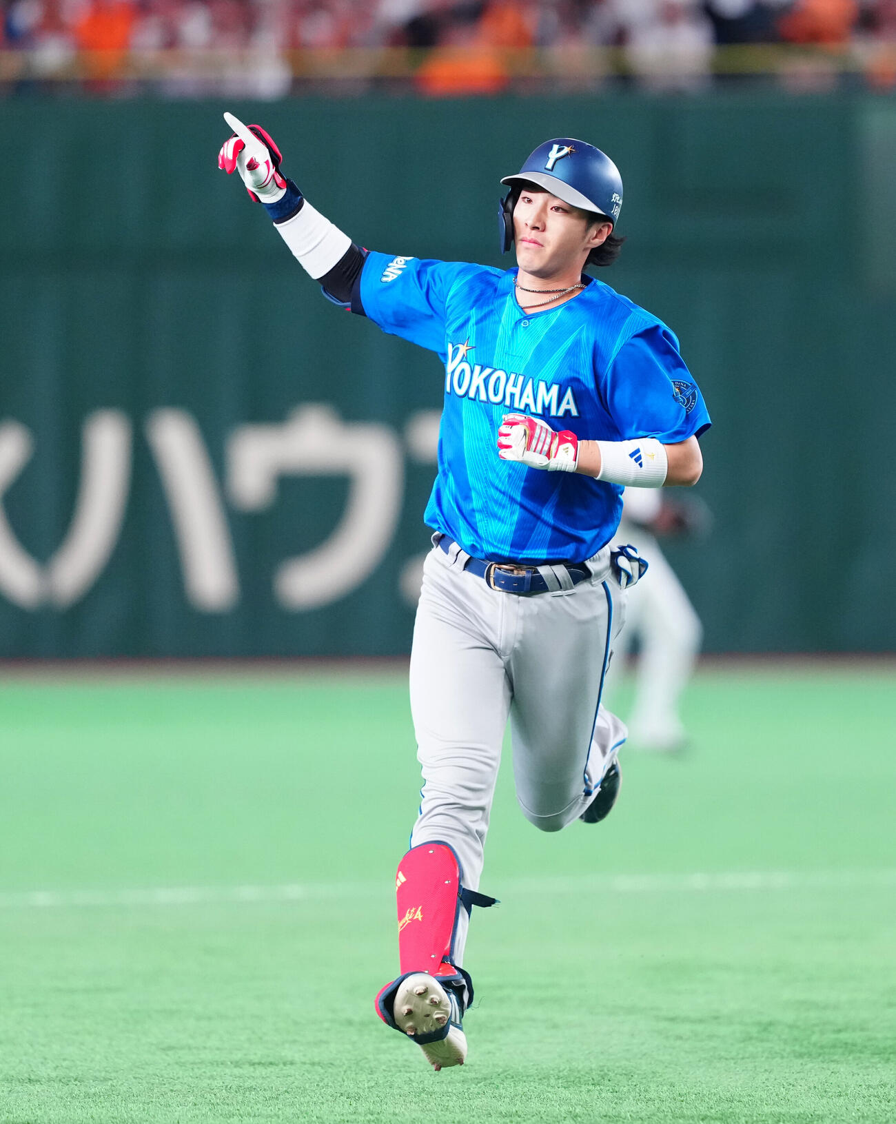 巨人対DeNA 1回表DeNA無死、先頭打者本塁打を放ち、右手を突き上げる度会隆輝（撮影・鈴木みどり）