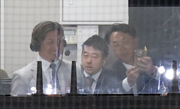 巨人対DeNA　中継の解説を務める中日大野雄大（左）と宮本慎也氏（撮影・宮地輝）