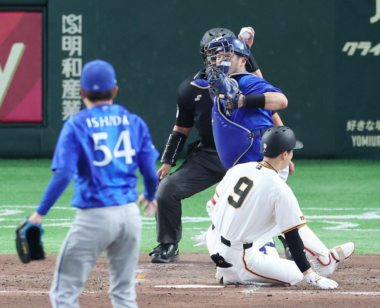 巨人対DeNA 5回裏巨人1死一塁、吉川尚輝の二塁盗塁を阻止する戸柱恭孝（撮影・宮地輝）