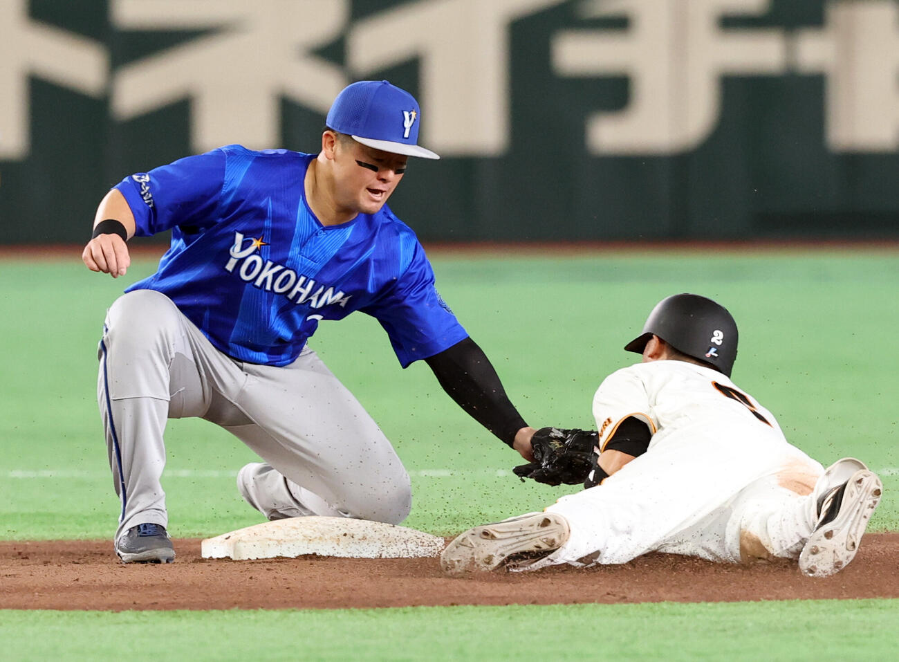 巨人対DeNA 5回裏巨人1死一塁、一塁走者吉川尚輝（右）二塁盗塁を狙うも阻止される。二塁手牧秀悟（撮影・浅見桂子）