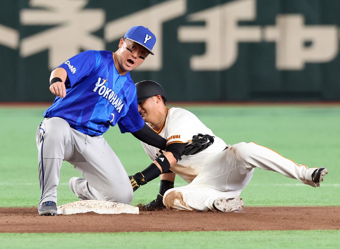 巨人対DeNA 5回裏巨人1死一塁、一塁走者吉川尚輝（右）二塁盗塁を狙うも阻止される。二塁手牧秀悟（撮影・浅見桂子）