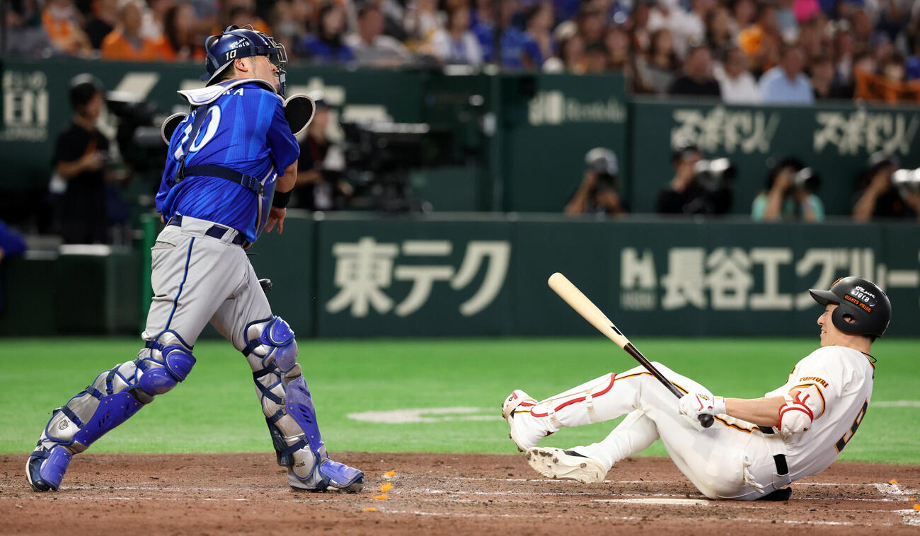 巨人対DeNA 5回裏巨人1死一塁、打者松本剛の時、一塁走者吉川尚輝の二塁盗塁を阻止する戸柱恭孝（撮影・浅見桂子）