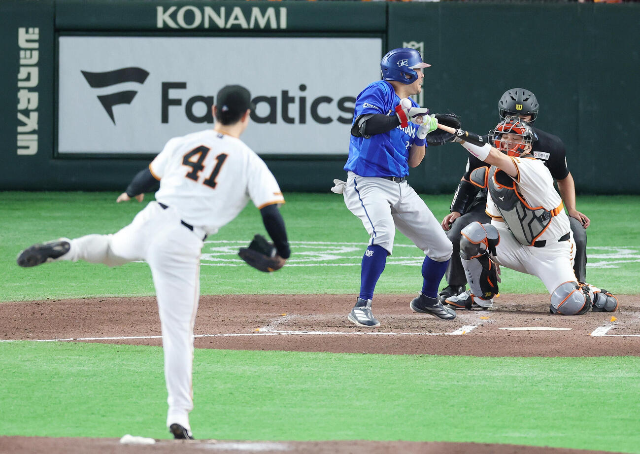 巨人対DeNA 6回表DeNA1死二塁、死球を受ける筒香嘉智。投手中川皓太（撮影・宮地輝）