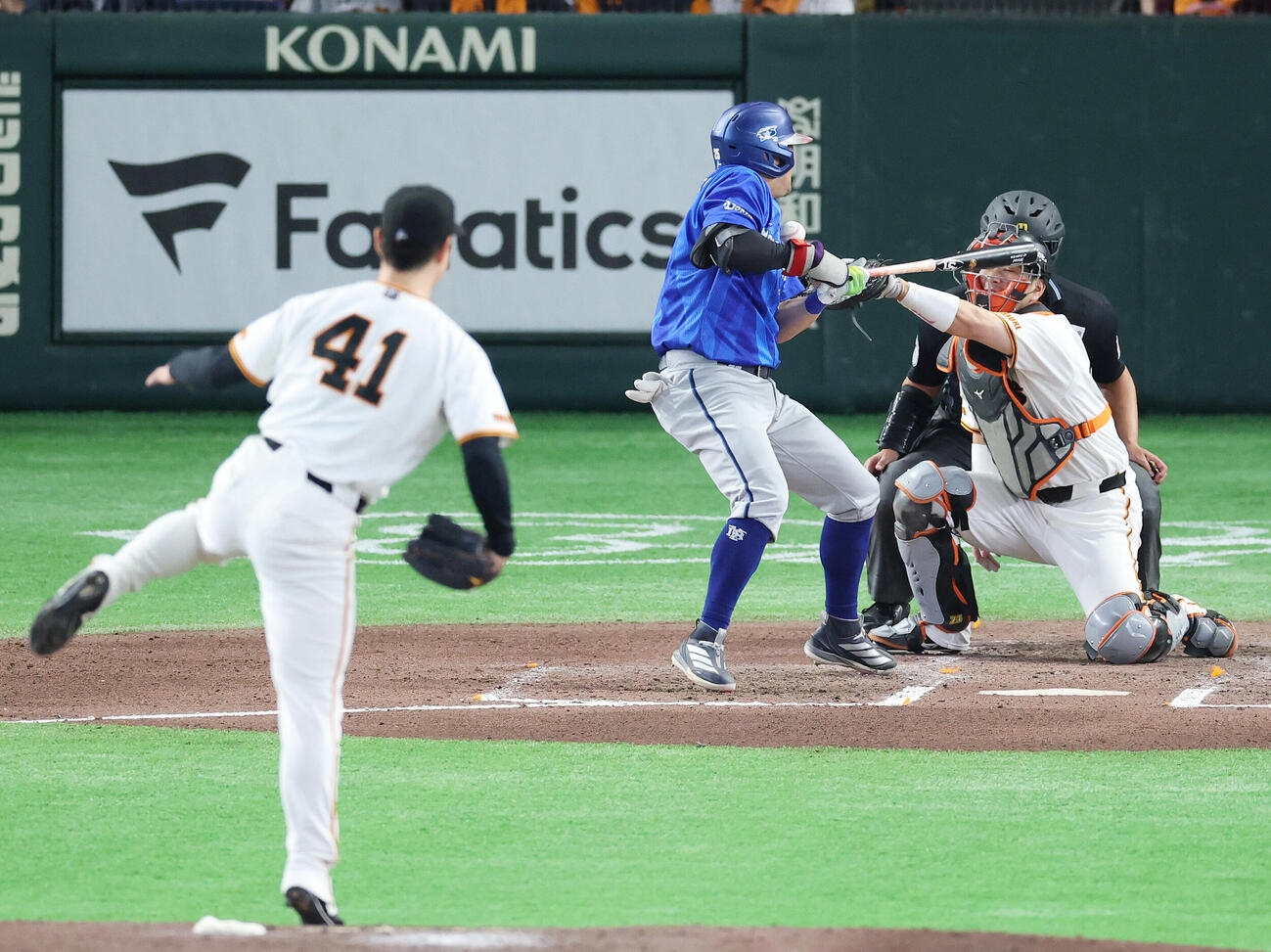 巨人対DeNA 6回表DeNA1死二塁、死球を受ける筒香嘉智。投手中川皓太（撮影・宮地輝）