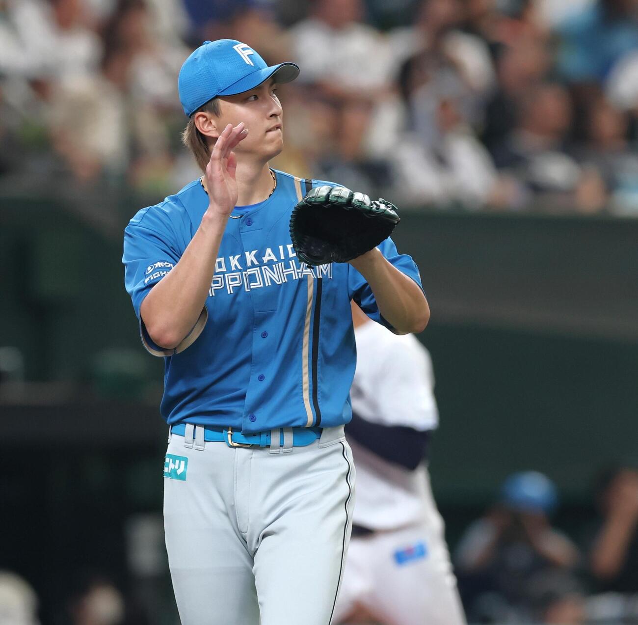 西武対日本ハム　5回裏、無失点に抑えグラブをたたく達孝太（撮影・黒川智章）