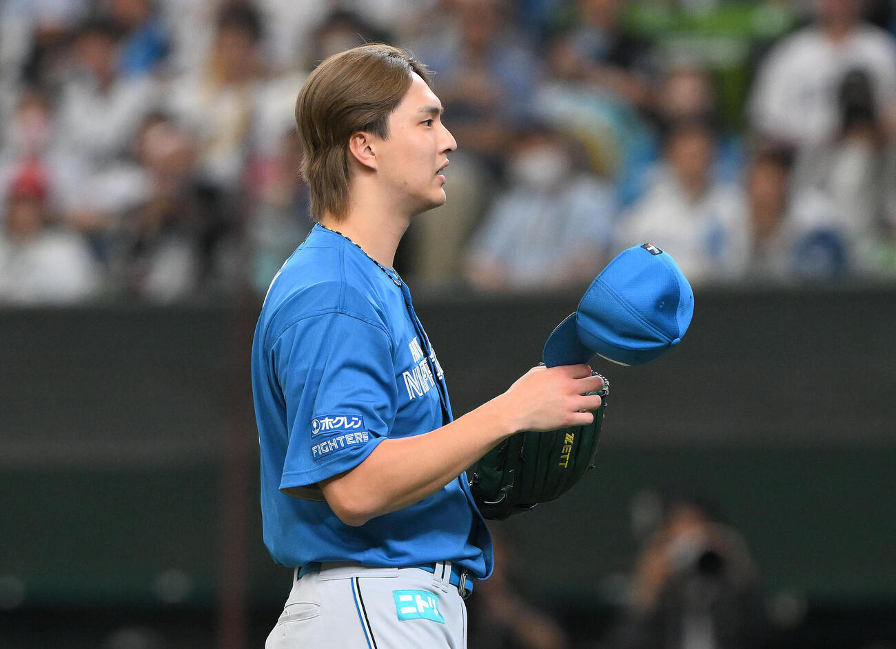 西武対日本ハム　5回裏西武無死二塁、長谷川信哉に死球を当て帽子をぬぐ達孝太（撮影・滝沢徹郎）