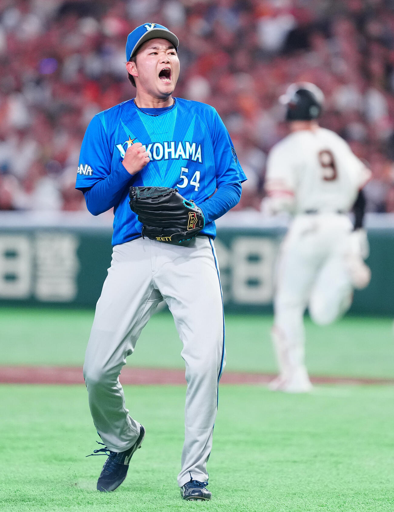 巨人対DeNA 5回裏巨人2死、松本剛を二ゴロに仕留め、雄たけびを上げる石田裕太郎（撮影・鈴木みどり）