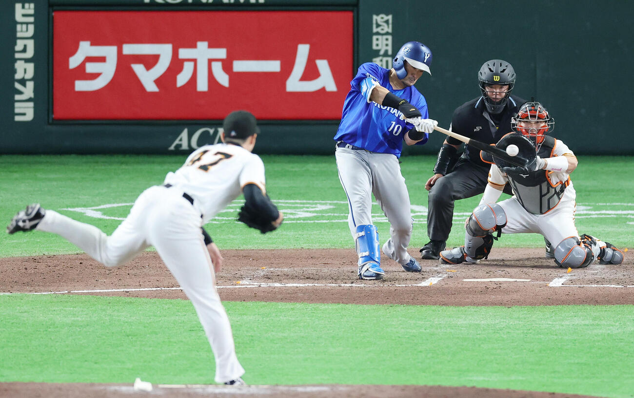 巨人対DeNA 7回表DeNA2死三塁、適時打を放つ戸柱恭孝。投手森田駿哉（撮影・宮地輝）