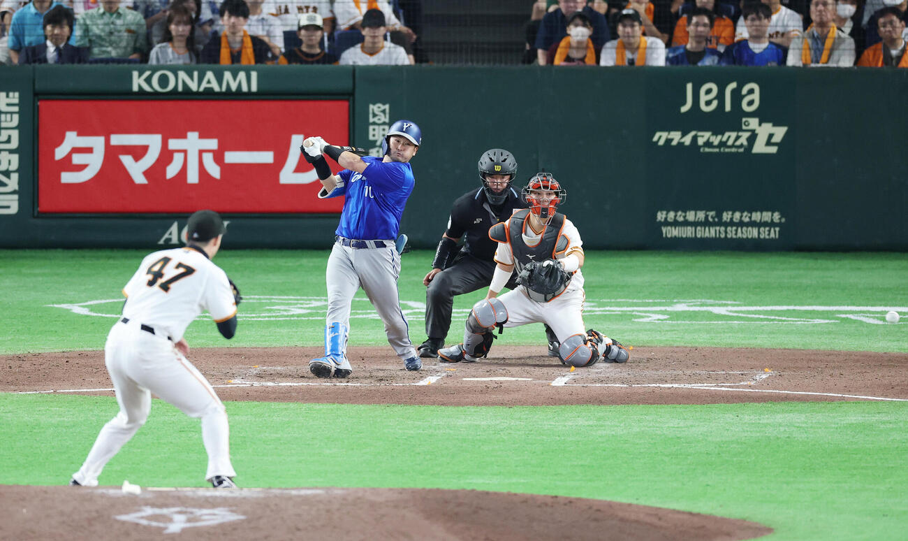 巨人対DeNA 7回表DeNA2死三塁、適時打を放つ戸柱恭孝。投手森田駿哉（撮影・宮地輝）