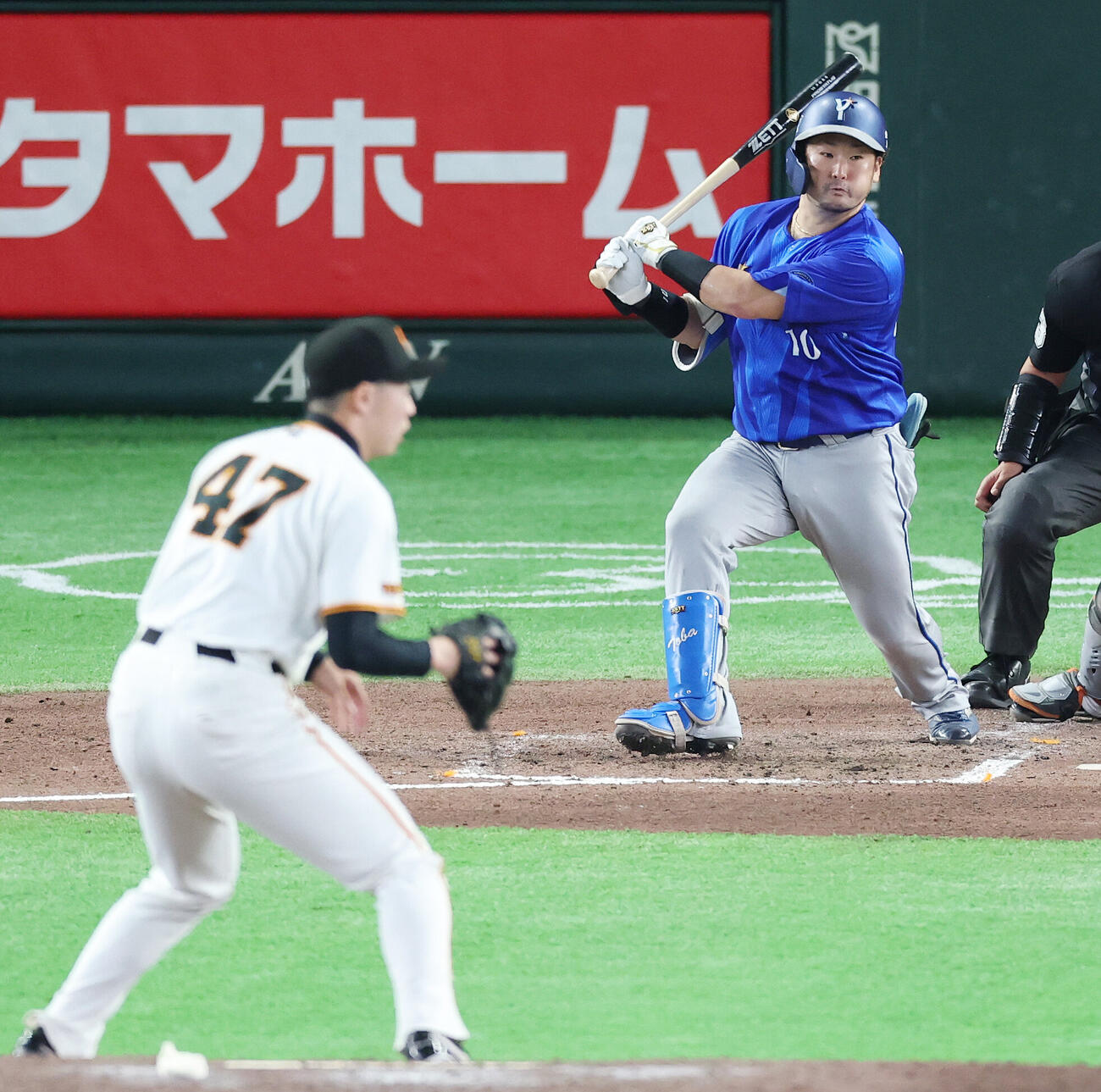 巨人対DeNA 7回表DeNA2死三塁、適時打を放つ戸柱恭孝。投手森田駿哉（撮影・宮地輝）