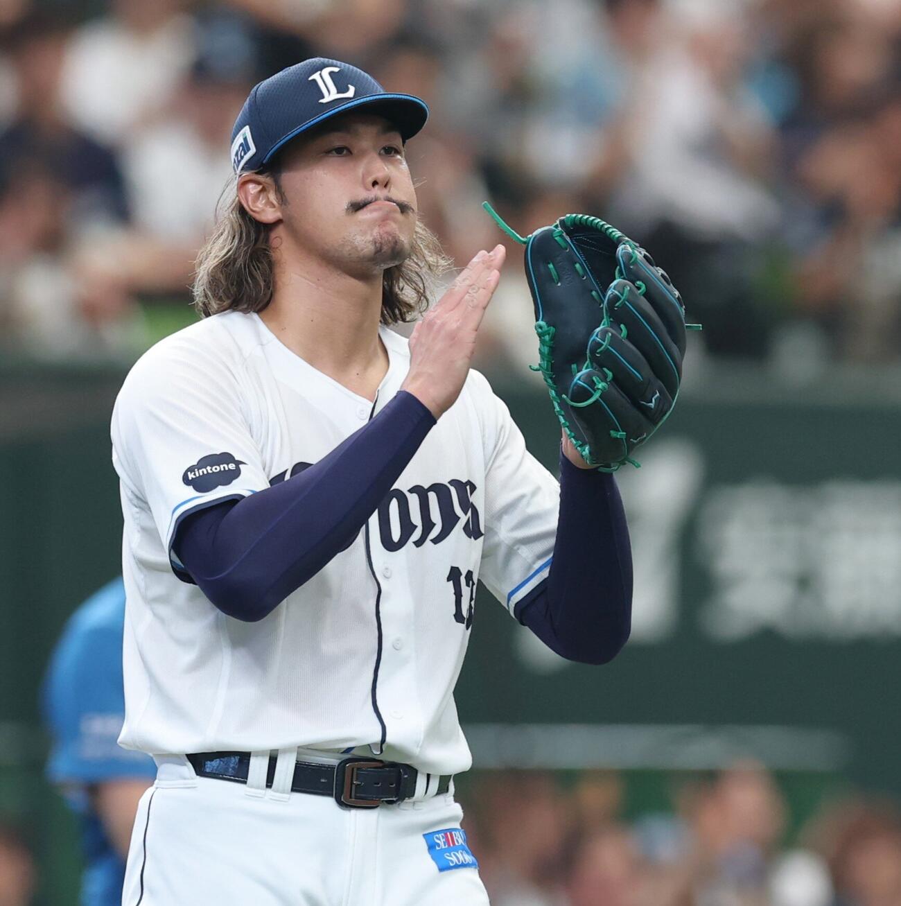 西武対日本ハム　2回表日本ハム2死二塁、奈良間大己を三振にとりグラブをたたく高橋光成（撮影・黒川智章）