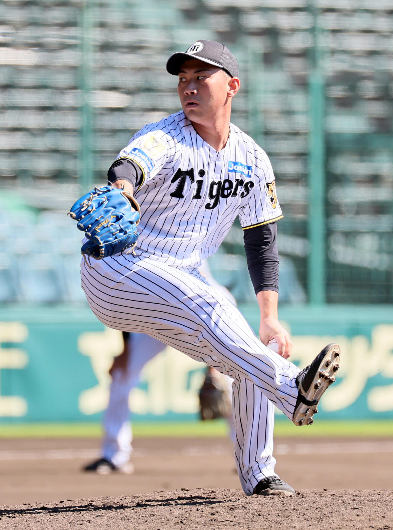 シート打撃に登板した阪神桐敷拓馬（撮影・宮崎幸一）