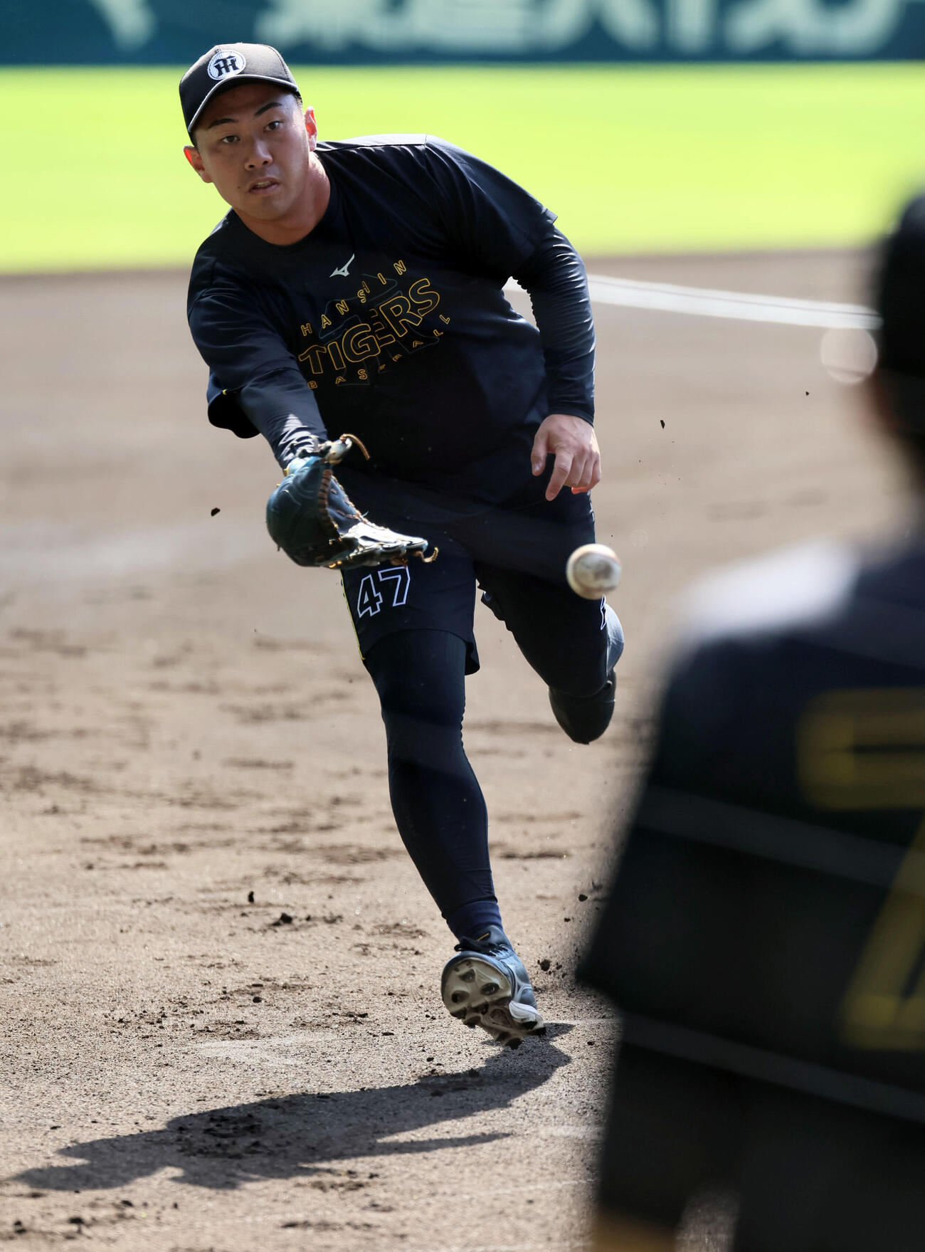ノックを受ける阪神桐敷拓馬（撮影・宮崎幸一）