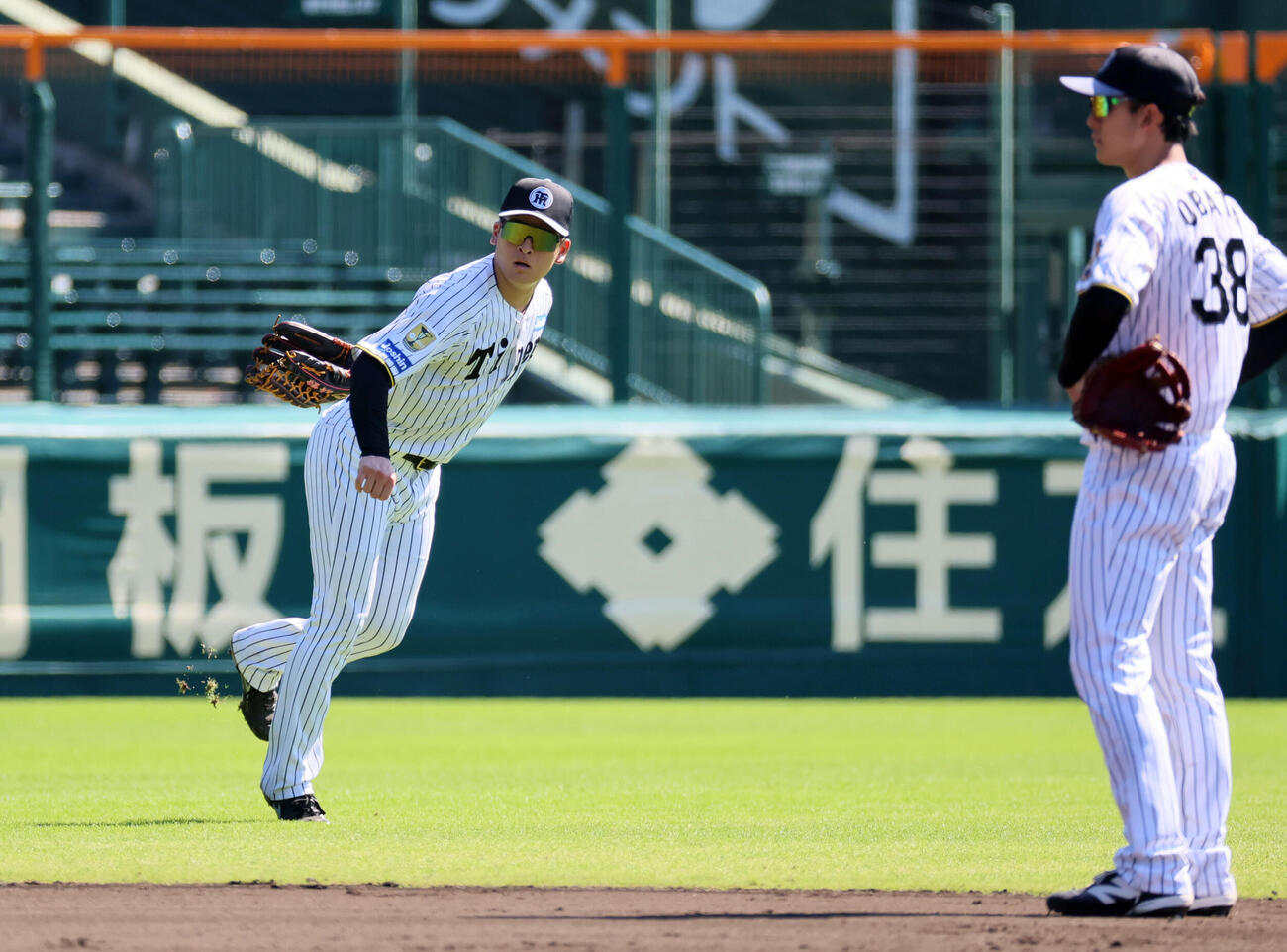 外野ノックを受ける阪神高寺望夢（撮影・宮崎幸一）