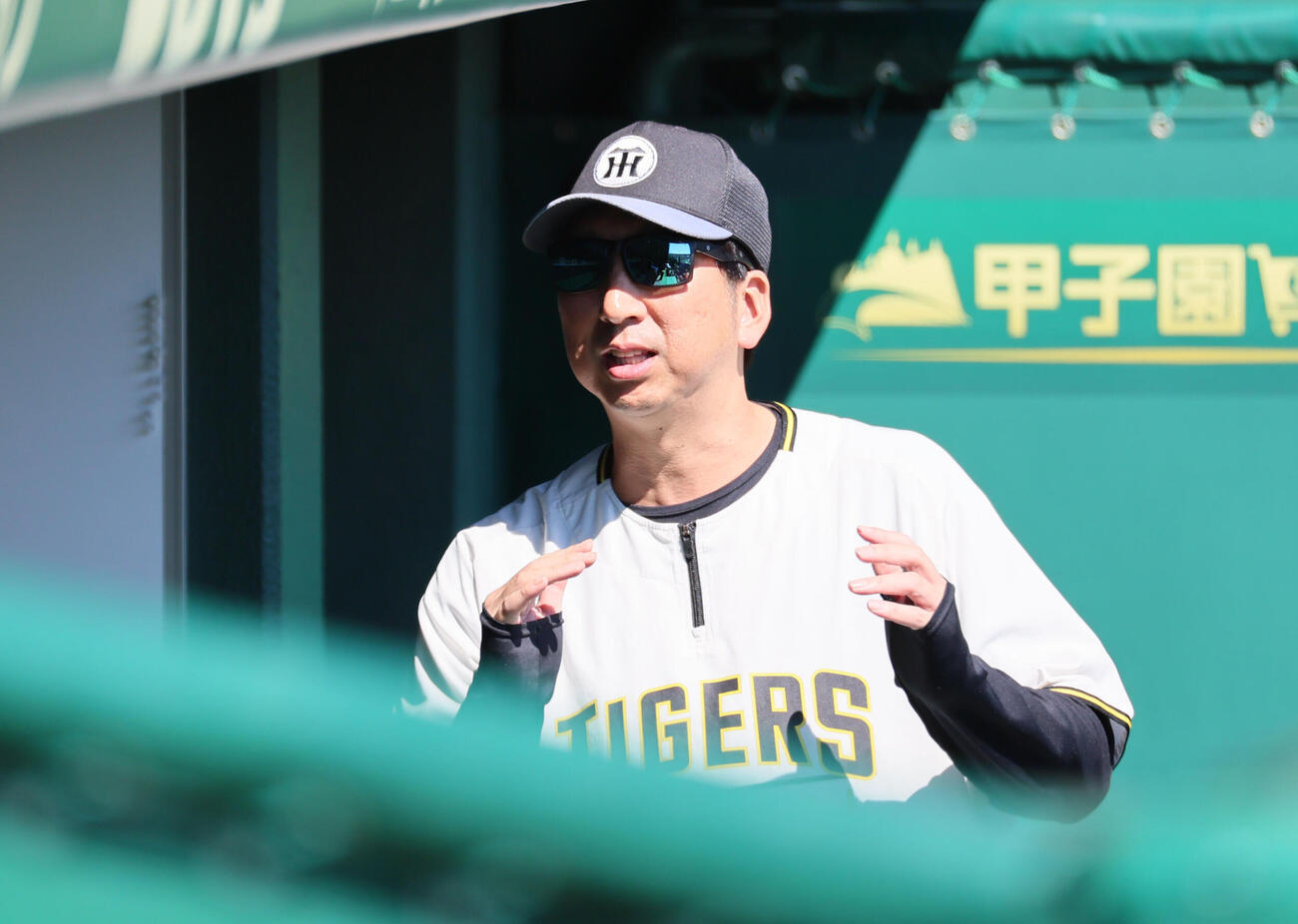 シート打撃に登板したラファエル・ドリスにアドバイスする藤川球児監督（撮影・宮崎幸一）