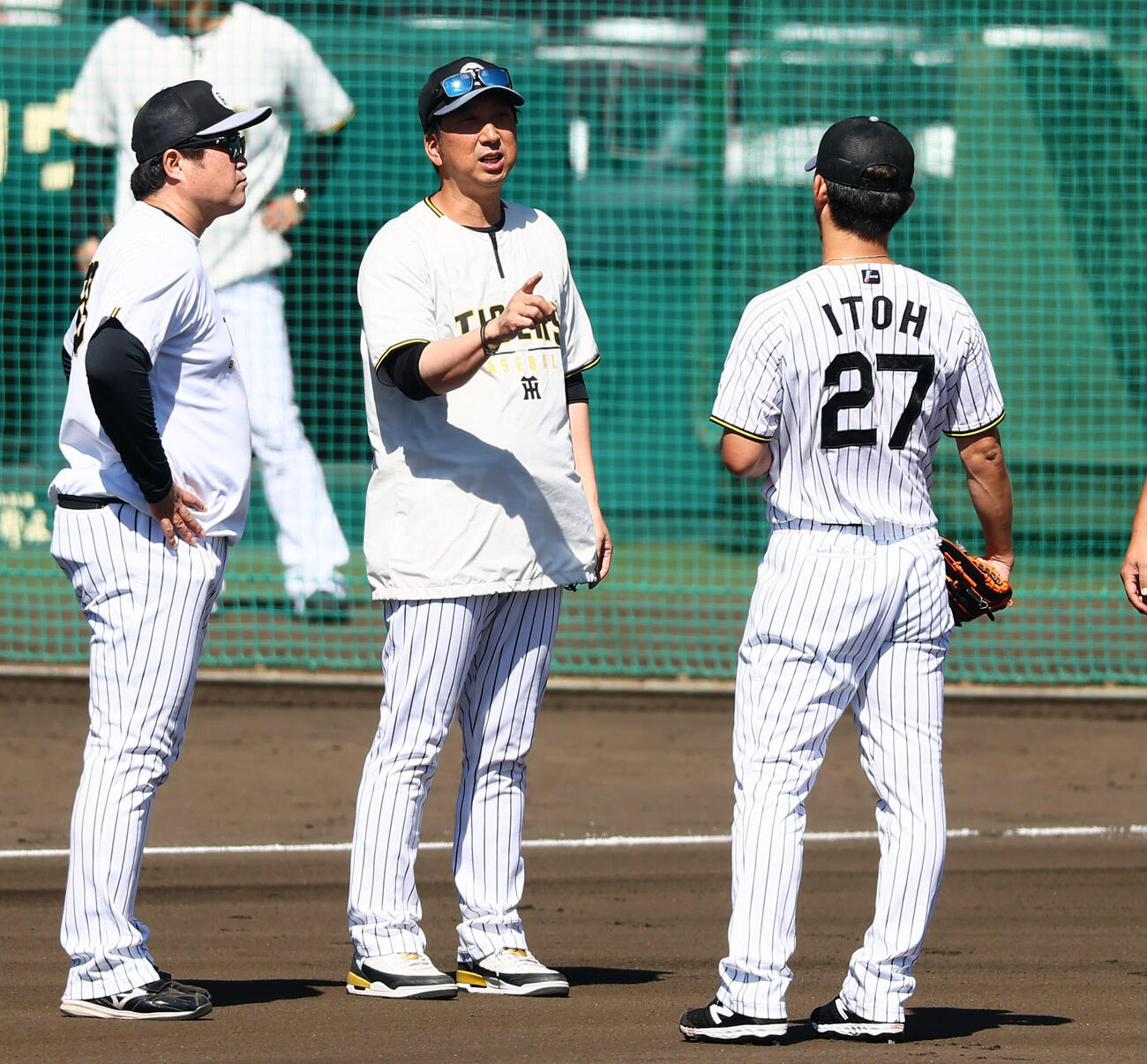 シート打撃練習を前に伊藤将司（右）と話す阪神藤川球児監督。左は安藤優也コーチ（撮影・加藤哉）