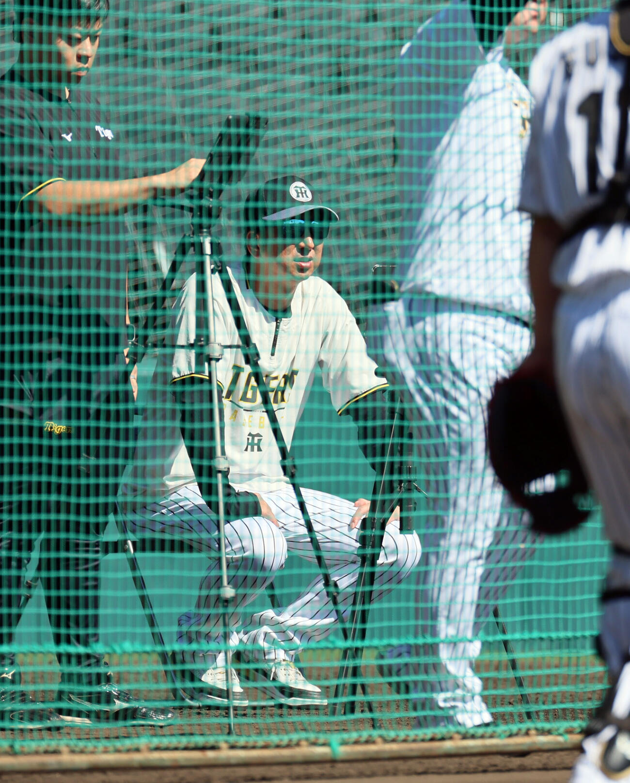 シート打撃をネット裏で見つめる阪神藤川球児監督（撮影・宮崎幸一）