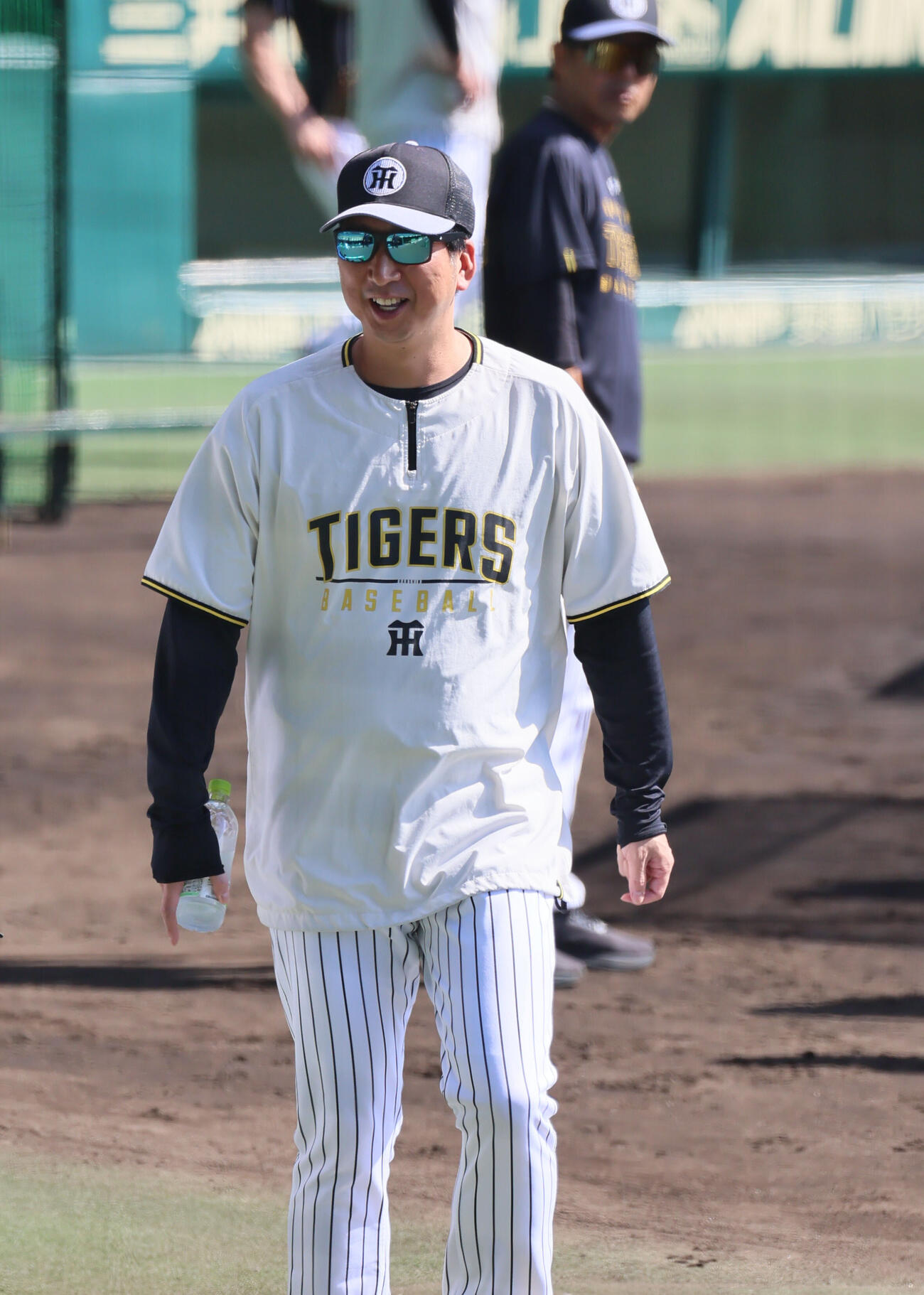 笑顔を見せる阪神藤川球児監督（撮影・宮崎幸一）